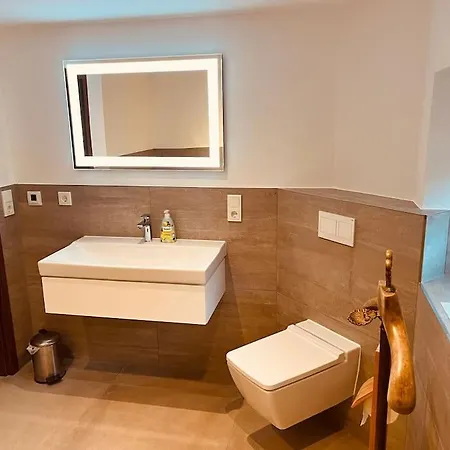 Kuscheliges Eifelhaus Mit Kamin&kino Entertainment Nyaraló Lasel