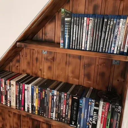 Nyaraló Kuscheliges Eifelhaus Mit Kamin&kino Entertainment Lasel